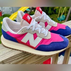 New Balance 237 victory blue & Exuberant Pink Gum
GS237EG size 4.5 Y; retail$153